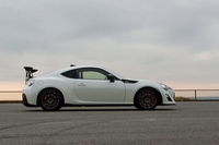 大きなリアスポイラーが目を引く「86“GRMN”」のサイドビュー。