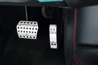 ドライバーズシートの足元はタイトで、ブレーキペダルとアクセルペダルがかなり近い位置にレイアウトされている。
    