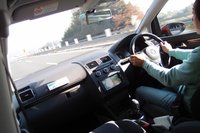 こちらは一般路でのテスト風景。「mpZ」の装着車両は、「フォルクスワーゲン・ゴルフトゥーラン」。
    