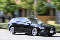 テスト車のボディーカラー「オニキスブラックメタリック」は8万3000円の有償オプション。