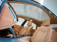 ルーフまで広がるフロントウィンドウ。内装色とも相まって、室内は明るい。