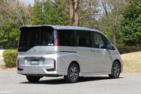 「ステップワゴン スパーダ」のリアビュー。