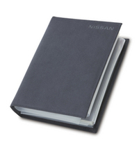 「NISSAN collection」にラインナップする、アルカンターラの車検証入れ。