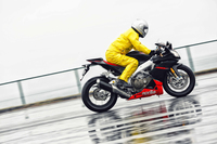 ボディーサイズ：全長×全幅×全高＝2040×735×1120mm
    ホイールベース：1420mm
    重量：200kg
    エンジン：999cc 水冷4ストローク V型4気筒 DOHC 4バルブ
    最高出力：（日本仕様）106ps（78kW）/7000rpm／（本国仕様）184ps（135kW）/12500rpm
    最大トルク：（日本仕様）9.8kgm（96Nm）/7000rpm／（本国仕様）11.9kgm（117Nm）/10000rpm
    