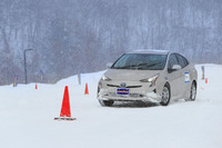 パイロンスラロームをクリアする、「ベクター4シーズンズ ハイブリッド」を装着した「トヨタ・プリウス」。