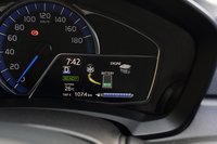 メーター内に設置された4.2型液晶のマルチインフォメーションディスプレイ。充実した表示の内容はもちろん、フルカラー液晶の見やすさも好印象だった。
    