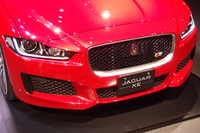 フロントまわりは、「XJ」や「XF」に似たデザインが採用されている。
    