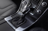 「R-DESIGN」専用デザインのシフトセレクター。「T6」エンジンには「D4」や「T5」と同じく、トルコン式8段ATが組み合わされる。