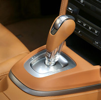 ティプトロニックに代わる新しいオートモード付きの2ペダルMTは、ツインクラッチを備えた「ポルシェ・ドッペルクップルング」（PDK）。ギア数も7段に増えた。
