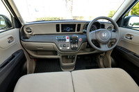 「G・Lパッケージ」の運転席まわりの様子。シートは全車、ベンチ式である。