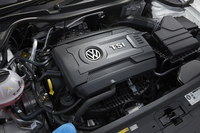 エンジンは従来の1.4リッターツインチャージャー（ターボ＋スーパーチャージャー）から1.8リッターターボに変更。最高出力は192psに向上した。
    