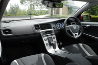 「R-DESIGN」は本革巻きシルクメタルスポーツステアリングとアルミパネルのセンタータックとなる。