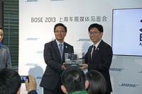 GM上海のゼネラルマネージャー、ケビン・チャン氏（写真右）とマー氏。
    