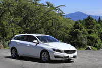 日本で「ボルボV60」が発売されたのは、2011年6月のこと。2013年8月には安全装備を充実させたフェイスリフト版が導入され、2015年7月、クリーンディーゼル搭載モデルが上陸を果たした。
    