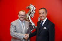 フェラーリ・ジャパンのハーバート・アプルロス プレジデント＆CEO（左）と、ニコル・コンペティツィオーネのニコ・ローレケ代表取締役社長（右）。