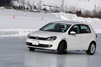 「フォルクスワーゲン・ゴルフ」には「ガリットG5」を装着。氷雪路でのハンドリングを試す。