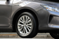 装着されるタイヤのサイズは215/55R17となる。
    