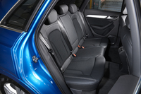 リアシート。中央席の背もたれ部分には、長尺物を収納するためのトランクスルー機構が備わっている。
    