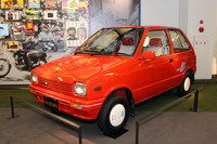 2代目「アルト」の特別仕様車「麻美スペシャル」（1985）。「アルトAタイプ」をベースに、エアコンや熱線入りリアウィンドウなどを標準装備。エンジンは543cc水冷4ストローク3気筒SOHC（31ps）。