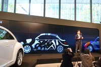 挨拶をするフォルクスワーゲン・グループ・ジャパン、マーケティング本部長の正本嘉宏氏。後ろにある幅9mの巨大モニターにラッピングされた「ザ・ビートル」を映し出し、バーチャルパレードする。