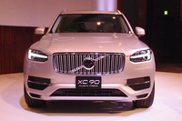 新型「XC90」のフロントまわり。クリーンでモダンなスカンジナビアンデザインでまとめられている。