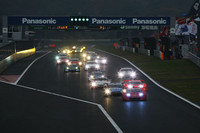 GT500クラスのスタートシーン。レース直前に雨がぱらぱら降り出し、空は厚い雲に覆われナイトレースさながらの様相。
