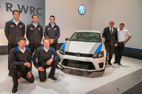 発表会場では、量産車のスポーツバージョンである「ポロR WRC Street」も公開された。WRCスタイルのバンパーや18インチホイールを装備し、220psと35.7kgmを発生する2リッターのTSIエンジンを搭載。フォルクスワーゲン・ブランドのウルリヒ・ハッケンベルク研究開発担当取締役（右から2人目）とヨースト・カピート監督（一番右）も登壇した。（写真はすべてフォルクスワーゲン提供）