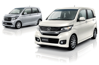 「ホンダN-WGN」（奥）と、「N-WGNカスタム」（手前）。
    