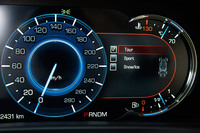 走行モードはセンターコンソールのスイッチで選択可能。「ツーリング」「スポーツ」「スノー／アイス」の3つのモードが用意される。