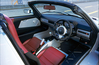 日本に導入されるのは、「右ハンドル」「5速MT」仕様車のみ。スピードスターは「BTO（受注生産）」方式を採用するため、内外装の組み合わせに関して、ユーザーは82通りの選択肢をもつ。