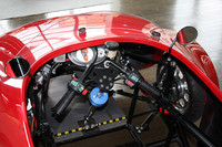 「T3」のコクピット。ゼブラ模様はステアリングロッド。