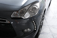 1955年生まれの名車「DS」の名が使われる、シトロエンの新型車「DS3」。お互い似ても似つかないが、創造性や斬新さといったポリシーは相通じる、というのがメーカーの主張。
フロント両端にはLEDライトが備わり、アグレッシブなメインランプとともに個性をアピールする。