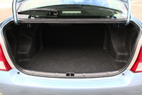 ハイブリッド車もガソリン車も、トランクルームの広さは同じ。小柄なボディーでありながら、9.5インチのゴルフバッグを4個積むことができる。
    