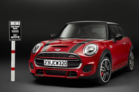 2015年のデトロイトショーで発表された「MINIジョンクーパーワークス」。228psの2リッター直4ターボエンジンが搭載されている。