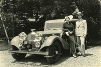 
    1935年「アルヴィス・スピード20チャールスワース サルーン」（李健公ご夫妻）。
    