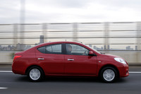 高速道路を走行する「ラティオ」。長さと幅は先代「ティーダラティオ」とほぼ変わらないが、全高は40mm低められている。