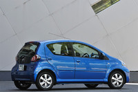 【スペック】トヨタ・アイゴ：全長×全幅×全高＝3415×1615×1465mm／ホイールベース＝2340mm／車重＝800kg／駆動方式＝FF／1リッター直3DOHC12バルブ（68ps/6000rpm、9.5kgm/3600rpm）／欧州仕様車