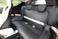 2＋2の後席。シートレイアウトは2＋2のほか、2シーターも用意され、そちらは42万円安の設定。
