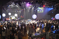 
	臨時席が設けられるほどの来場者からも、注目度の高さがうかがえる。
	自動車業界関係者も数多く来場。某日本車メーカー広報氏「クルマの写真が撮れなくて……」。
	某インポーター広報スタッフに印象を聞くと、「カッコイイですねぇ」って、競合他車ですよ!!
	 