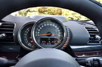 中央にスピードメーター（表示は260km/hまで）、その左隣にタコメーター（レッドゾーンは6500rpmから）が備わる。