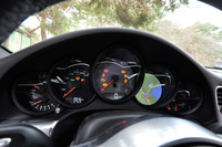 「911」シリーズ伝統の5連メーター。ドライバーの正面（中央部）にはエンジン回転計が配置されている。