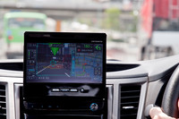 発表当日はデモカーで試乗体験もできた。前を走るクルマを「ターゲットスコープ」が捉え、車間距離を測る。上部に見えるグリーンのラインがルート案内の誘導線。
