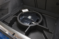 テスト車は、オプション「BOSEサラウンドサウンドシステム」をチョイス。荷室の床下にはウーファーがレイアウトされる。
    