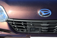 フロントグリルに設けられた赤外線センサー。新型「ブーン」には、自動緊急ブレーキや車線逸脱警報、前進と後退の両方に対応した誤発進抑制制御機能などからなる「スマートアシストII」が採用されている。