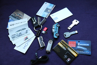 今回収集した報道資料。各地のモーターショーにおけるトレンドにしたがい、ダウンロード先のアドレスやQRコードが記載されたカードが増えた。それにともない、従来のUSBフラッシュメモリ式は少数派に。CD-R／DVD-Rは絶滅宣言か。