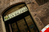 日本人だと僧院の裏口かと間違えるような玄関。