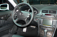 最上級「E63AMG」（セダン1400.7万円／ワゴン1442.7万円）のインパネ。7段ATはステアリング裏のパドルシフトでも操作できる。なお、セダンは右ハンドルも選択可能。