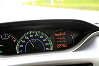 メーター内に表示される車線逸脱警報機能の警告。「デュアルカメラブレーキサポート」には、自動緊急ブレーキ機能に加え、誤発進抑制機能やふらつき警報機能、先行車発進お知らせ機能などが用意されている。