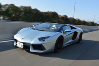 最高出力700psを発生するV12エンジンを搭載した「アヴェンタドールLP700-4」。2015年3月のジュネーブショーでは、高性能モデルの「LP750-4スーパーヴェローチェ」が発表された。
    