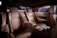 左右独立式のリアシート。
    